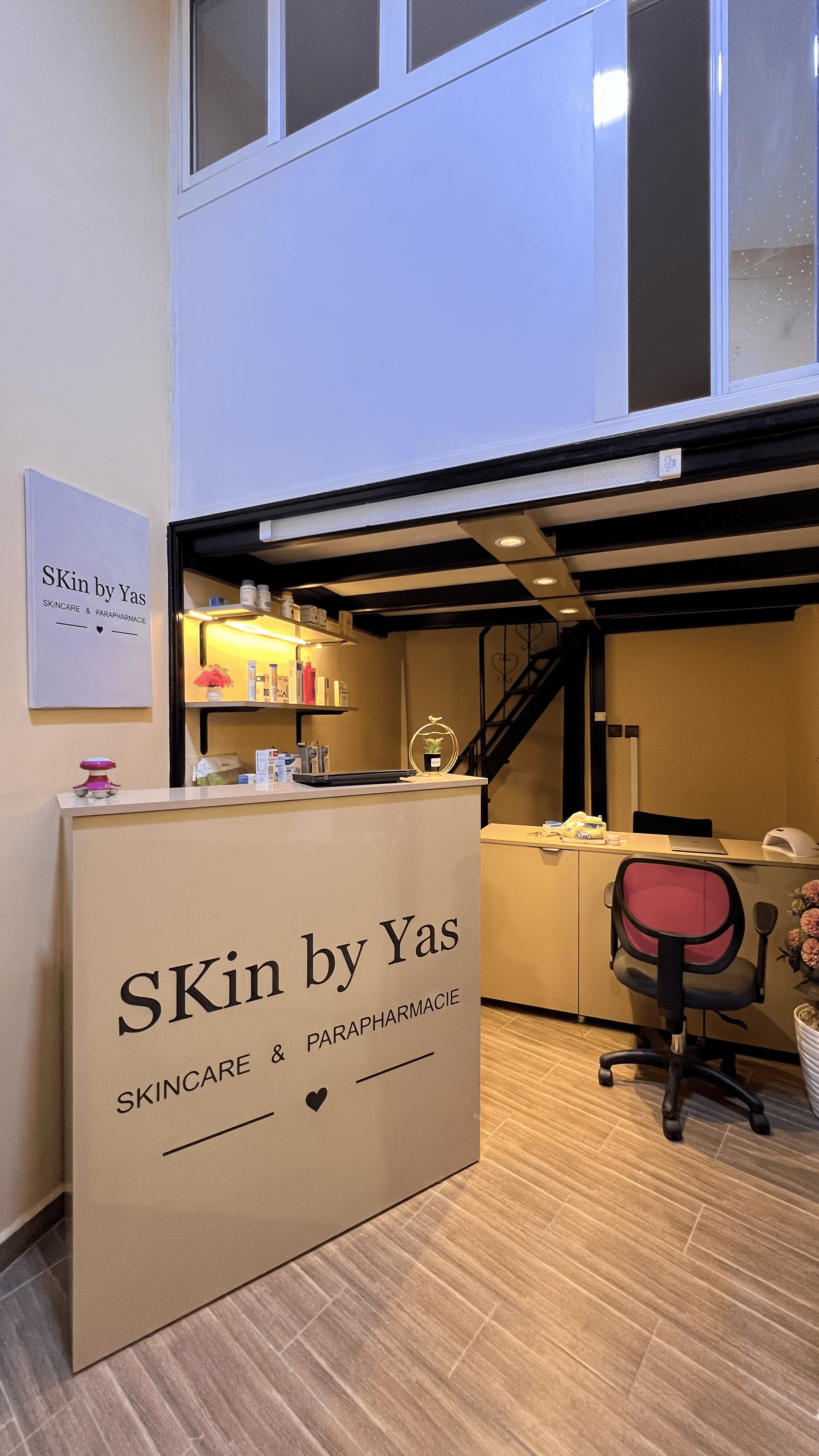 Accueil et comptoir de la boutique Skin by Yas à Agadir