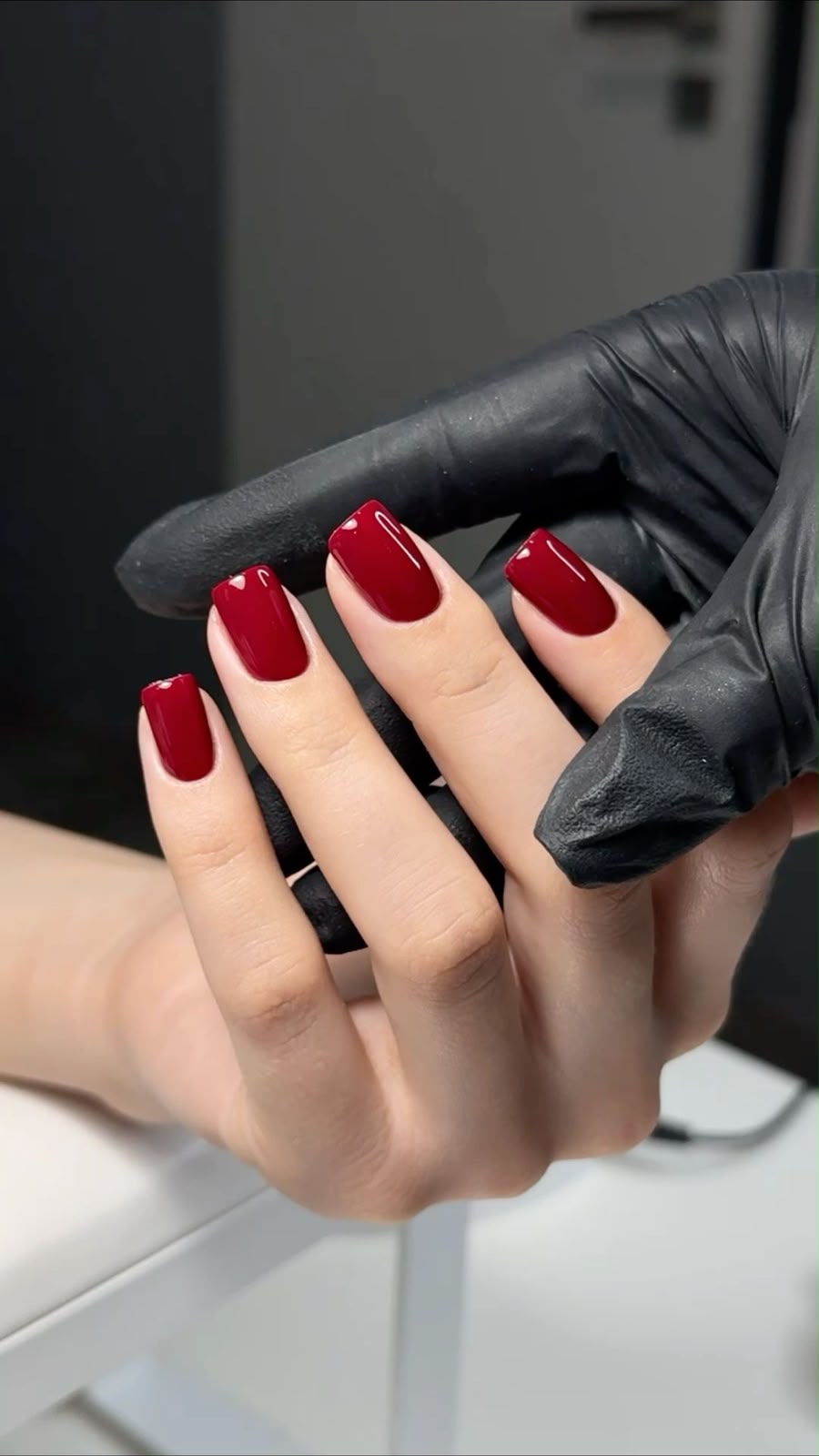 Manucure rouge brillante réalisée dans l’espace Nails Skin by Yas à Agadir